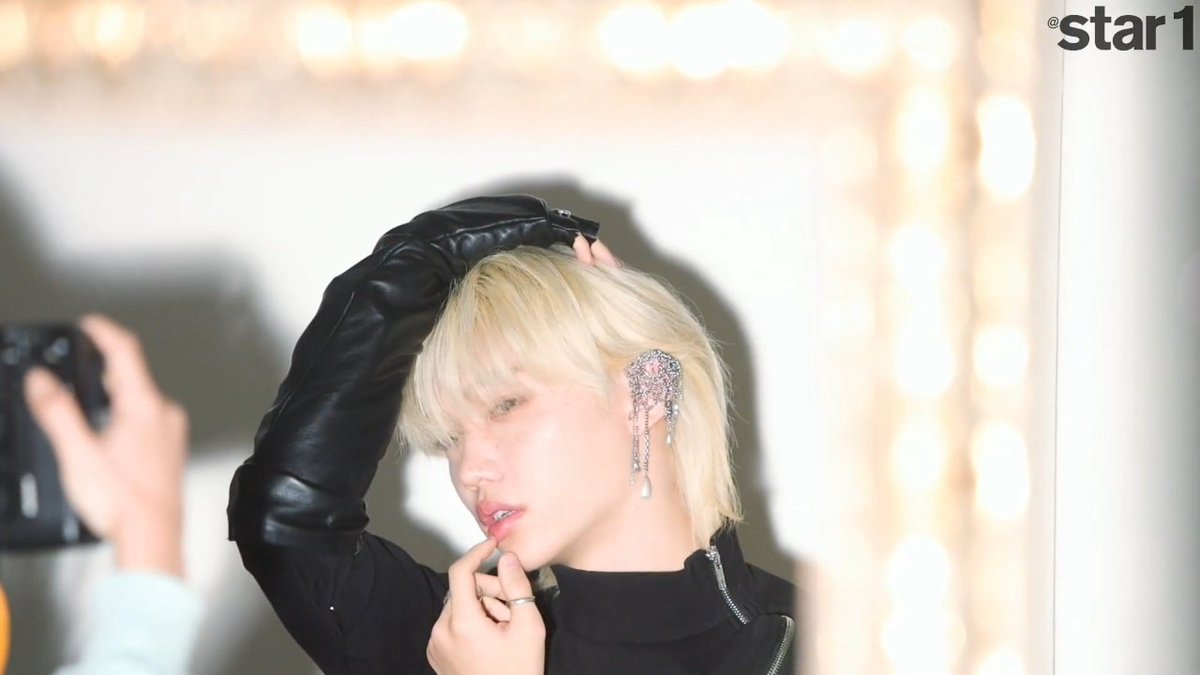 LIXB3RRY's tweet photo. LEE FELIX WTF#/@)$%/)?#)$!$+# https://t.co/jVClhnfwWf