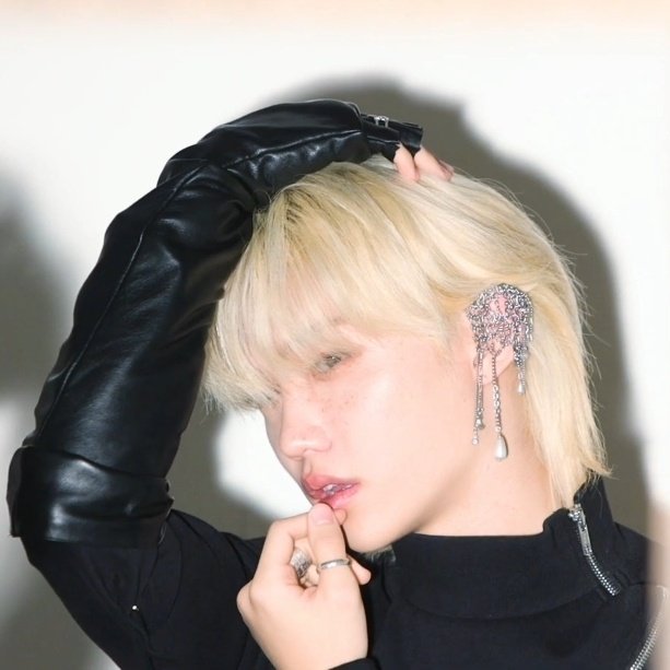 LIXB3RRY's tweet photo. LEE FELIX WTF#/@)$%/)?#)$!$+# https://t.co/jVClhnfwWf