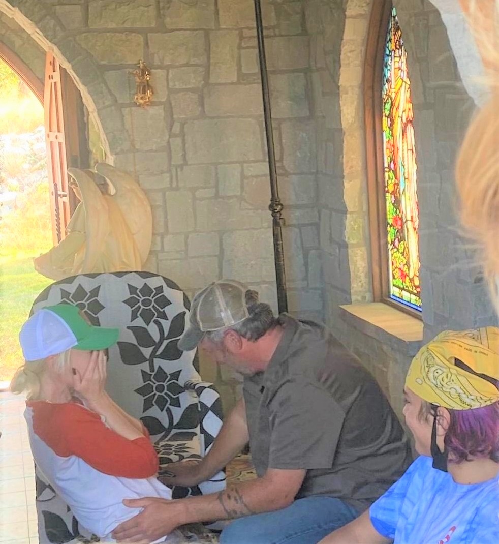 This photo brings tears😢
I love King sitting there smiling ear to ear while Gwen &amp; Blake fight tears😭
Thank you for sharing this precious, personal photo Gwen Stefani-Shelton, it is so beautiful❤️