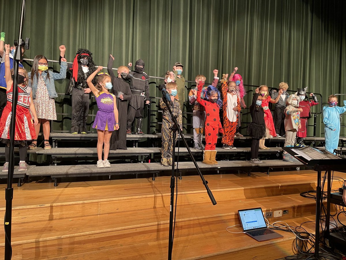 COliphant33's tweet photo. Our 1st and 2nd grade Eagles delighted a full house @CoalRidgeMS tonight with songs about fall and Halloween! Thank you Mrs. Keller and all who helped make this event a success! #StVrainStorm @SVVSDdeputy @PrairieRidgeES https://t.co/6uPyJ57qvx