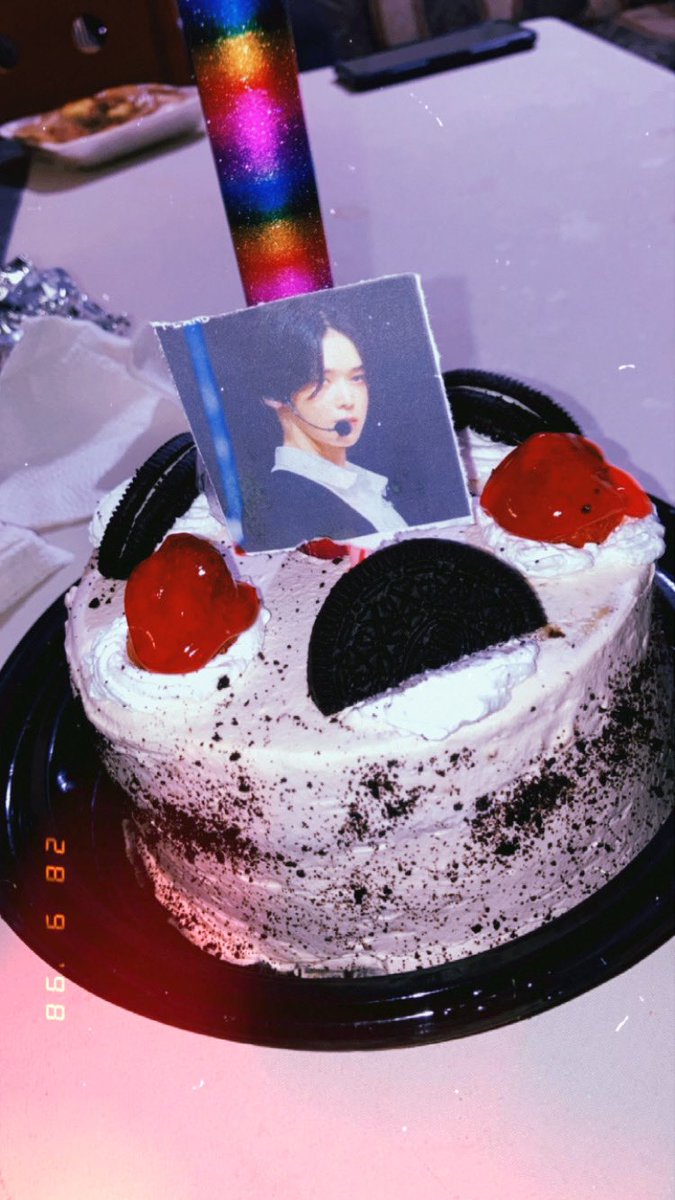 Skzstrohome's tweet photo. Pastel por mi cumpleaños y el de K💗
#Kiland #K_iland #ILAND #happykday https://t.co/oeiRr6qr78