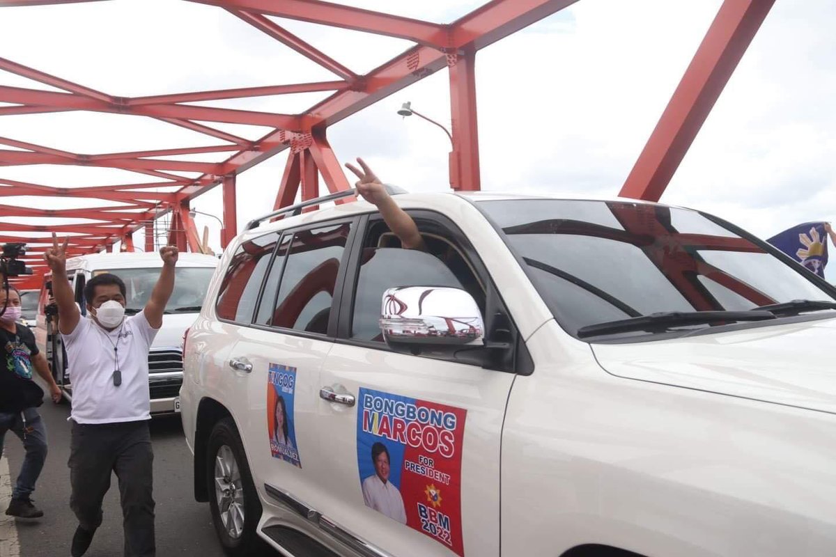 TheFreemanNews's tweet photo. LOOK | CEBU VOTE: Supporters greet the convoy of presidential aspirant Bongbong Marcos at the Mandaue-Mactan Bridge in Cebu Friday. | via Joy Torrejos  #TheFreeman #cebuvote https://t.co/prLDn8b8PL