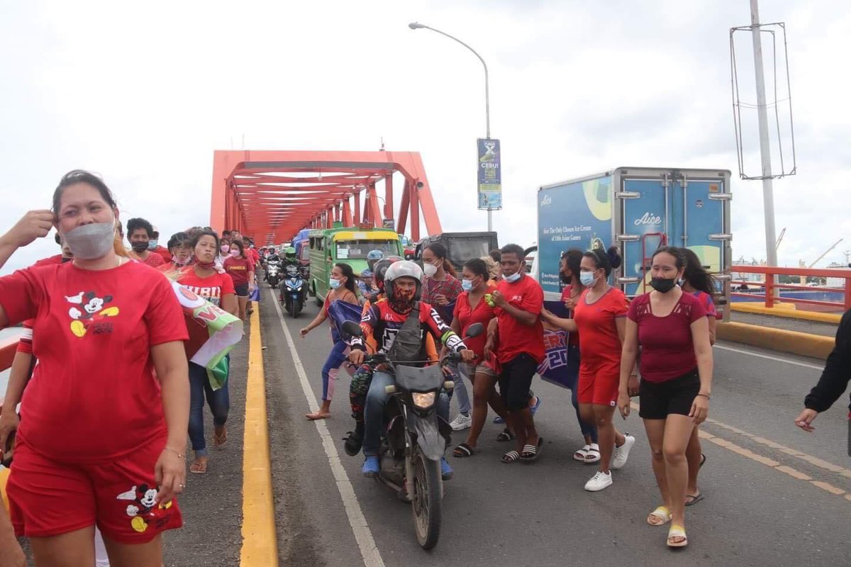 TheFreemanNews's tweet photo. LOOK | CEBU VOTE: Supporters greet the convoy of presidential aspirant Bongbong Marcos at the Mandaue-Mactan Bridge in Cebu Friday. | via Joy Torrejos  #TheFreeman #cebuvote https://t.co/prLDn8b8PL