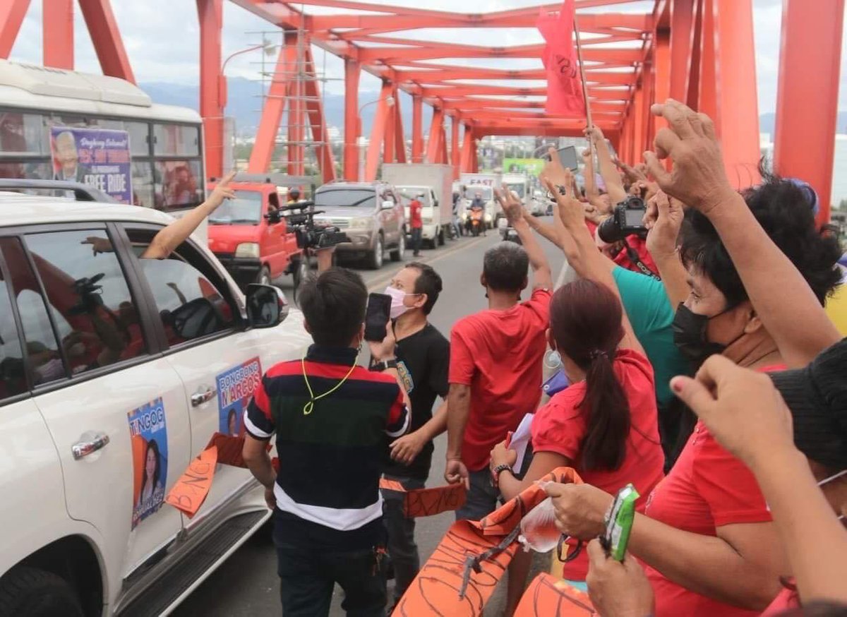 TheFreemanNews's tweet photo. LOOK | CEBU VOTE: Supporters greet the convoy of presidential aspirant Bongbong Marcos at the Mandaue-Mactan Bridge in Cebu Friday. | via Joy Torrejos  #TheFreeman #cebuvote https://t.co/prLDn8b8PL