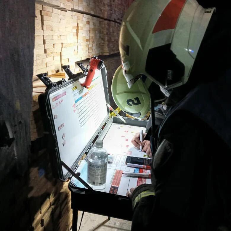 InformaPamela's tweet photo. Bomberos San Pedro se encuentran trabajando arduamente en alarma de incendio de empresa Block &amp; Cutstock, Km 10 ruta 160, cercano a Lomas Coloradas, San Pedro de la Paz
Al mando de la emergencia el Comandante, Don Braulio Castro Silva. Unidades de Bomberos de Concepción, apoyando https://t.co/hxAEsZOhbw