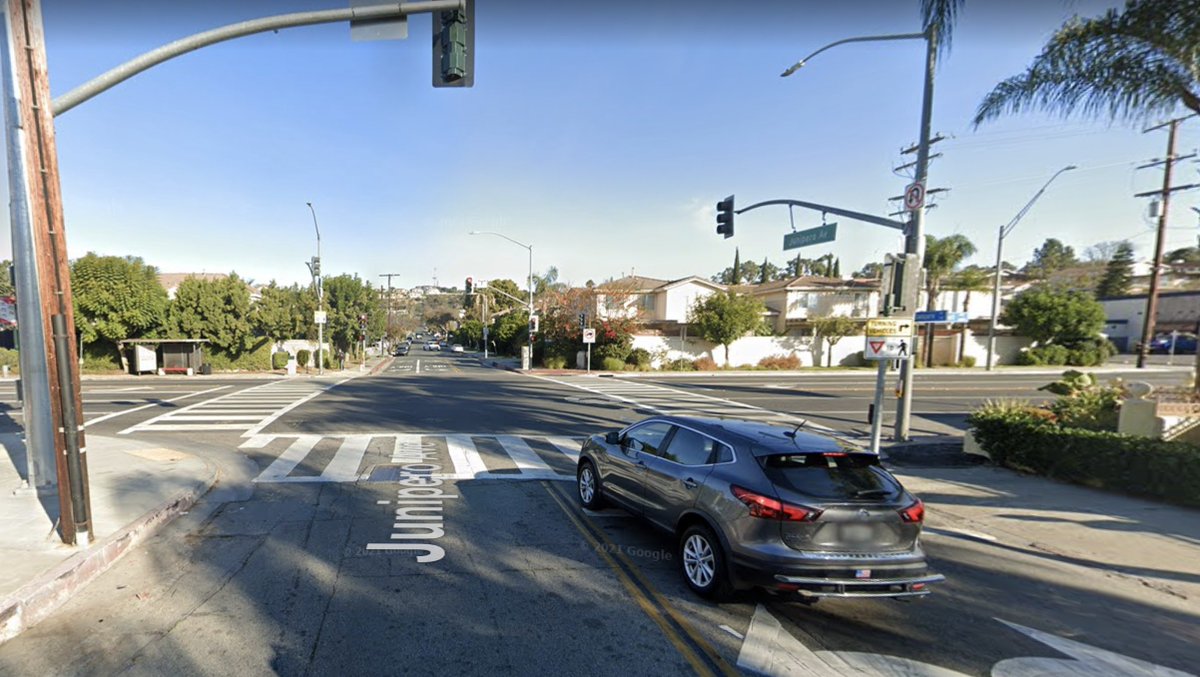code_and_cider's tweet photo. @LongBeachCity || @SignalHill_PD
Junipero/PCH intersection had a recent pattern change where south/northbound traffic can only turn left/right. The previous pattern allowed direct thru movements. Drivers keep driving thru the intersection in an illegal movement. https://t.co/u059z9Fpfp