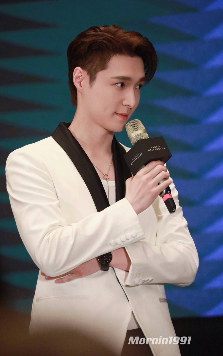 FERNsignal's tweet photo. เหมือนพี่เลย์หอบดอกไม้มาเซอร์ไพรส์น้องอี้ชิงคนสวยเลย 5555 💜😘💜 #layxing #เลย์ชิง https://t.co/BHrSznsPWG