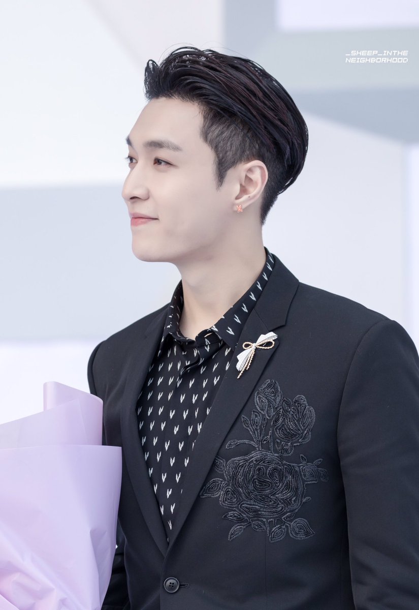 FERNsignal's tweet photo. เหมือนพี่เลย์หอบดอกไม้มาเซอร์ไพรส์น้องอี้ชิงคนสวยเลย 5555 💜😘💜 #layxing #เลย์ชิง https://t.co/BHrSznsPWG