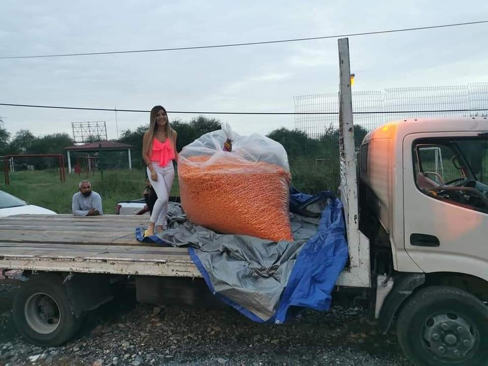 DuckaMX's tweet photo. #VIRAL 🛑 | En #NuevoLeón una chica festejó su cumpleaños con un regalo pocas veces visto. 🥴
Le REGALARON 🎁 su peso en Cheetos. 😆
Ahora es la envidia de la colonia. #historiasbreves #trends 👀

📸 Créditos: Ricardo Zarek https://t.co/0nABt4fAlB
