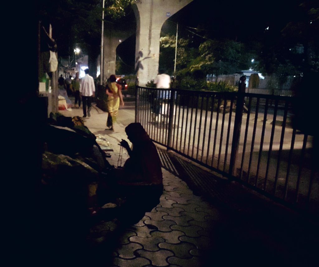 _AndCuriouser's tweet photo. Tweeting a photograph from my evening walk to highlight the poignancy of living in maximum city where every sq foot is coveted.
“A woman at prayer with rosary in hands”
Mostly a visitor to mumbai on a mission.#faith #aspirations or #helplessness?Can humanity do better?#dignify https://t.co/hKtLlsFDrk