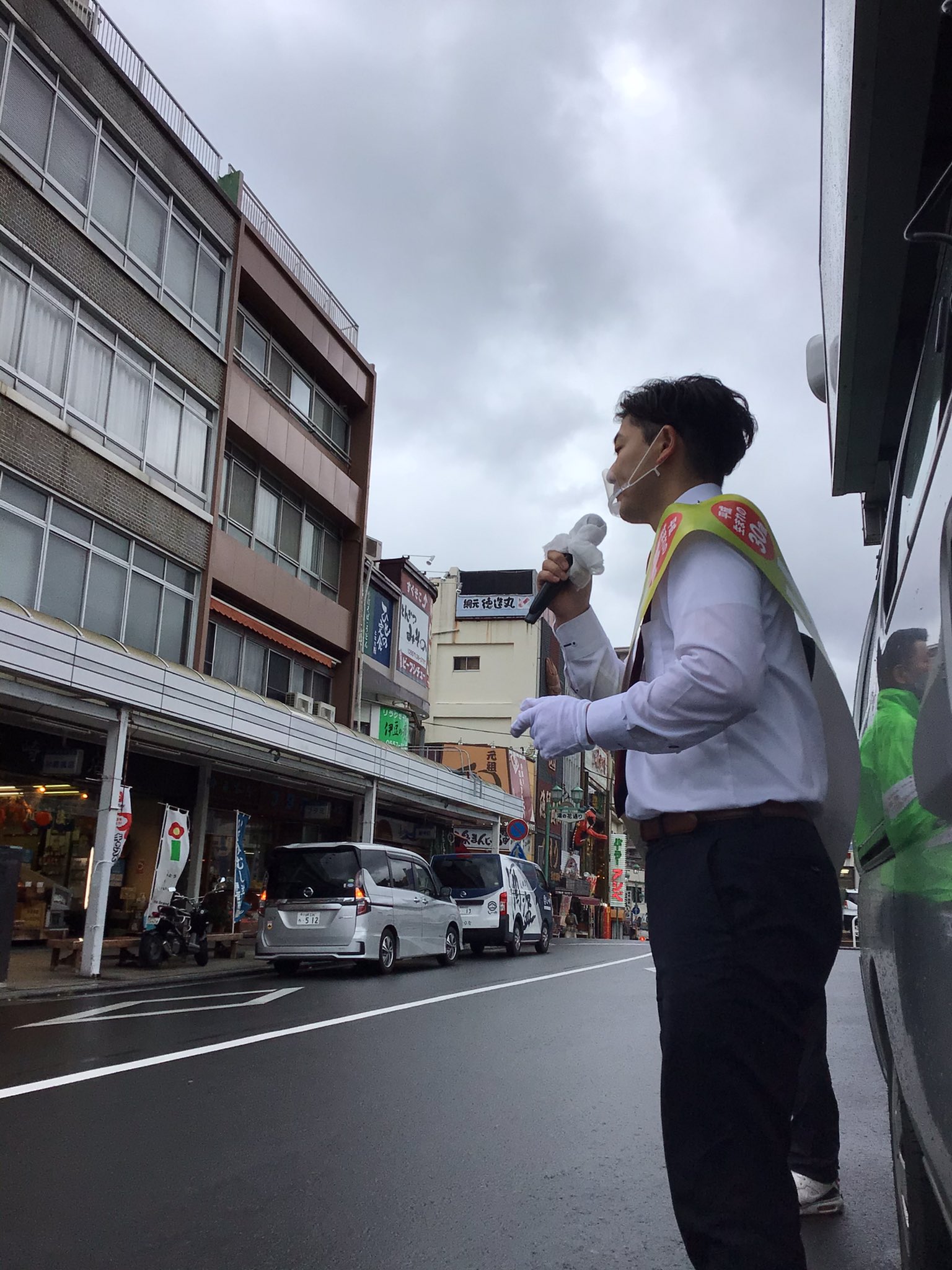 山下洸棋 こうき 日本維新の会静岡6区 伊東駅前の街灯も無事に終わりました 近隣の皆様ありがとうございました 雨が降り 気温も上がらず まさに 雨ニモマケズ風ニモマケズ 午後も精一杯駆け巡ってきます 地盤 看板 鞄なし あるのは志
