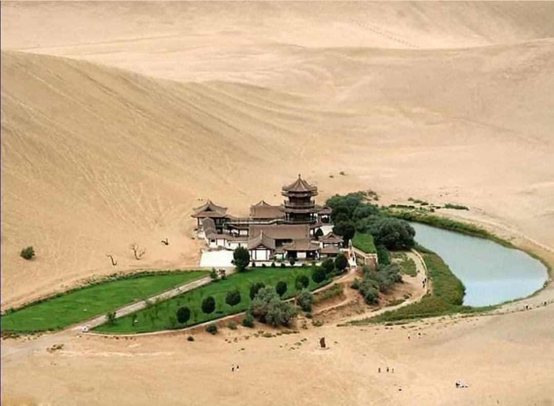 WindowonChina's tweet image. على بعد حوالي6كيلومتر من جنوب مدينة دونهوانغ في شمال غرب #الصين وسط #الصحراء #الصينية تقع احدى أجمل وأقدم البحيرات الصغيرة وهي #واحة #بحيرة #الهلال والتي تشبه بشكلها شكل نصف القمر والتي كانت تحتفظ بجمالها منذ أكثر من 2000 عام
   #China #中国之窗 
#غرائب #سفر