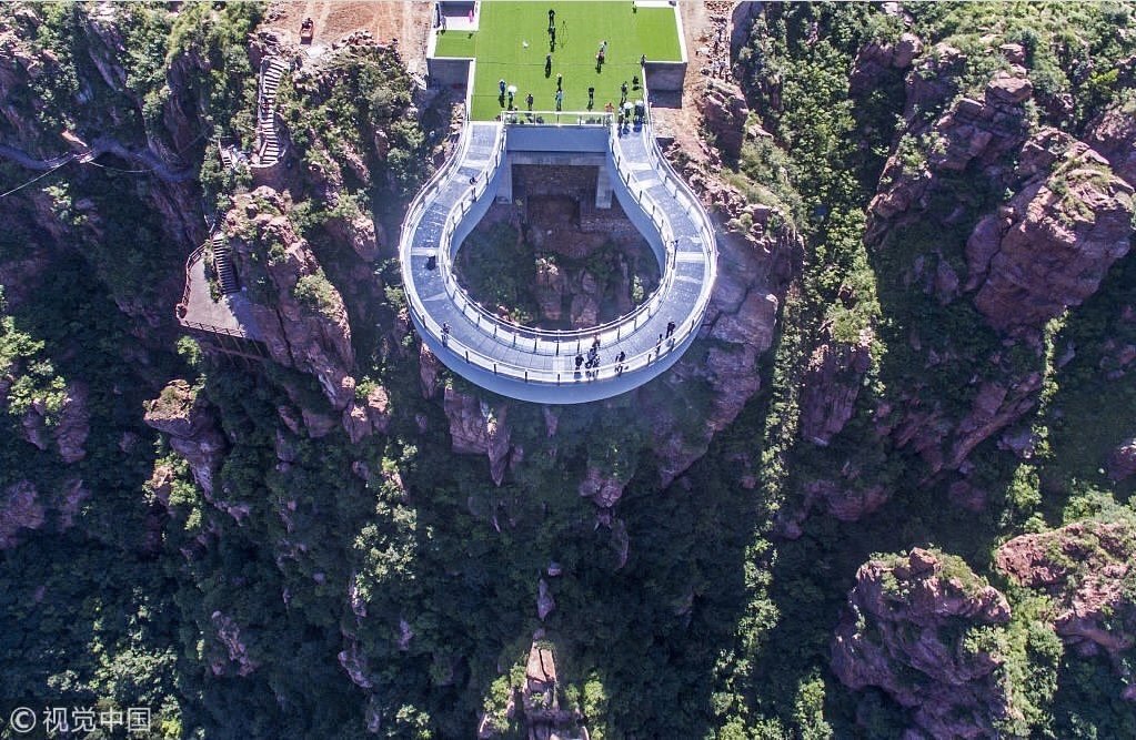 WindowonChina's tweet image. أطول جسر زجاجي دائري في العالم افتُتح بعد بناء استمر ثمانية أشهر في مدينة شينمي بـ #خنان وسط #الصين 
  
 #中國  #China #Window_on_China  #中国之窗 
#غرائب #سفر #ابتكار #سياحة #نافذة_على_الصين