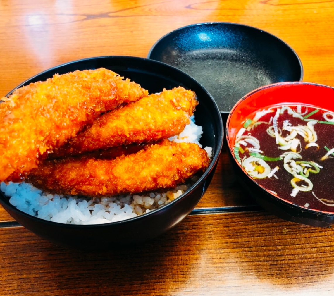 Seiji_Ya's tweet photo. 【今日のお昼は〜鳥忠〜】
チャシューメン　¥800
ササミカツ丼　　¥850
鉄板メニューの双璧
鶏チャシューと中太麺とスープの濃さ、ネギの切り方、量などのバランスが絶妙
ササミカツ丼は、ササミカツの量が半端ないのである意味で、ご飯との量は、アンバランス。なので満足度120%となります。太鼓判❗️ https://t.co/6tzL9MH4ST