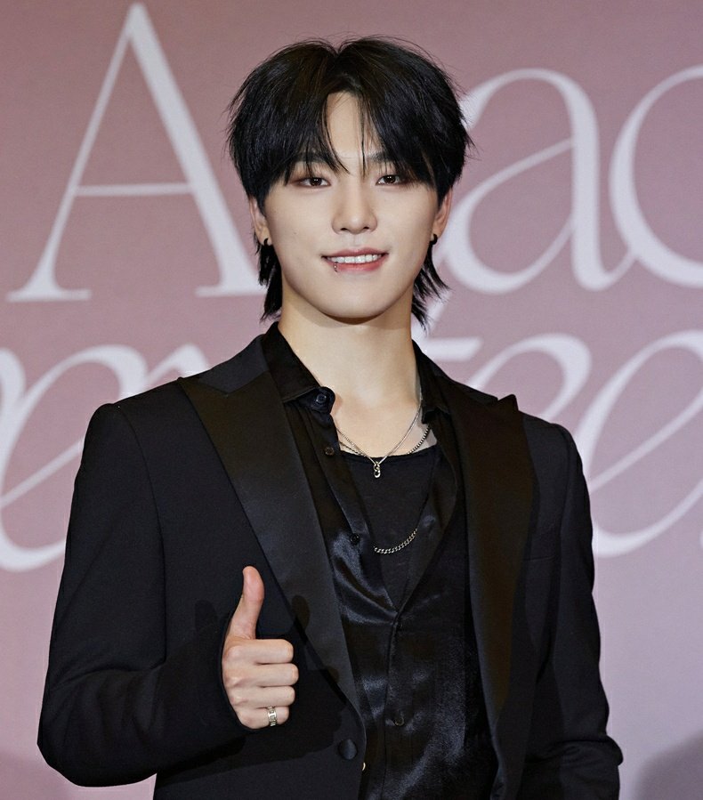 wonubliss's tweet image. this lee chan really 😭😭😭