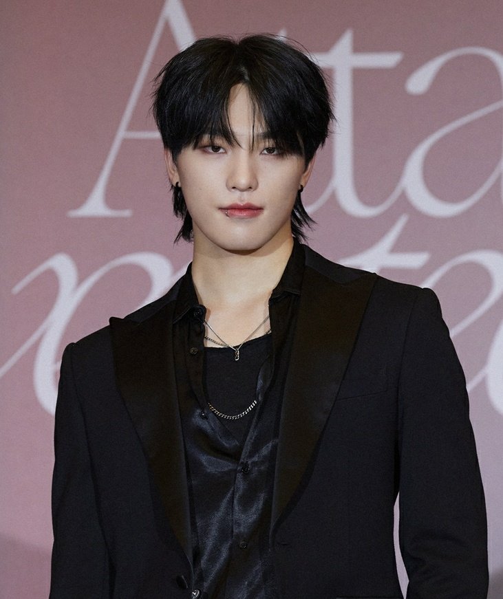 wonubliss's tweet image. this lee chan really 😭😭😭