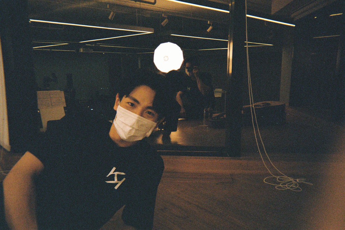 พรุ่งนี้แล้วน้า! กับ ‘นับสิบจะเป็น Beauty Advisors’ ที่ร้าน KIKO สยามเซ็นเตอร์ และถึงเวลาประกวดฝีมือการถ่ายภาพฟิล์มตามสัญญา🎞 ชาว #กั๊พอ้าว มาช่วยโหวตกัน! คุณนพกดรี🔃🖤 คุณพพกดfav🤍 #numberx9th #uppoompat มาติดตามกันว่าแมวหรือกระต่ายจะโดนทำโทษ 😼🐰 😆