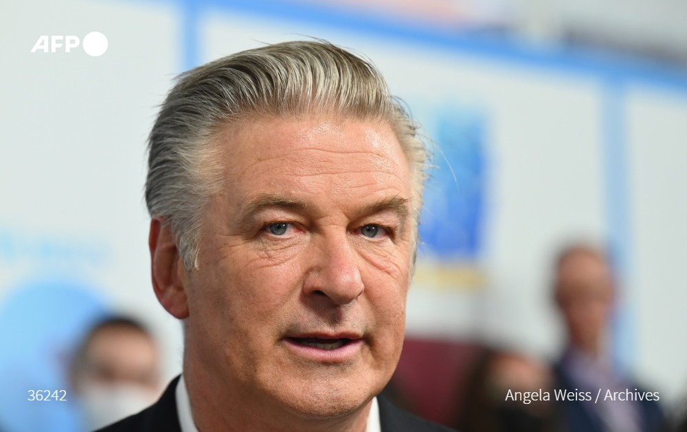 afpfr's tweet photo. L'acteur Alec Baldwin a tué par balle, vraisemblablement par accident, la directrice de la photographie et blessé le réalisateur du western qu'il était en train de tourner, a annoncé la police américaine #AFP https://t.co/v65pH2RFtU