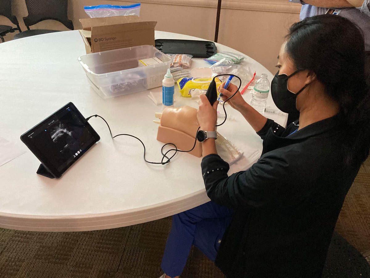 jennifer_ra_'s tweet photo. Had an AMAZING time learning how to use an ultrasound AND perform US-guided knee injection for the 1st time this evening!!! #MedTwitter #Physiatry https://t.co/whEWzWenUP