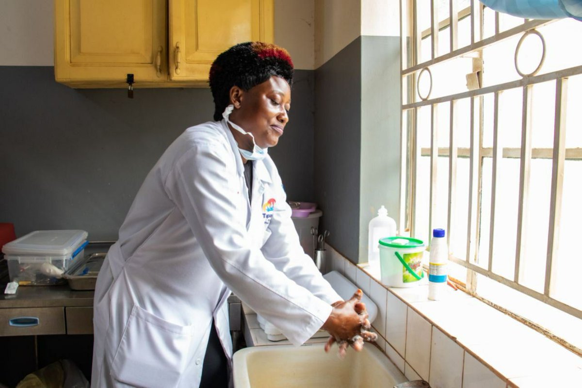 WaterAidUganda's tweet photo. “Health facilities lack basic access to handwashing facilities which puts people that seek medical assistance at these health facilities at risk of catching other diseases.” ~ @jeycea, Programs Manager, #WaterAidUganda.
#CleanHandsSaveTheFuture https://t.co/qeN8iIlxP5