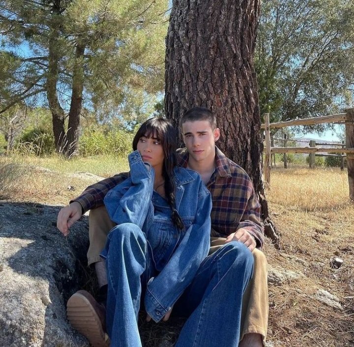 ninireader1's tweet photo. Ok pero, Julio, Clara, Aitana y Yatra la están rompiendo 🔥🛐
#ATravesDeMiVentanaNetflix  #BerlínAitana #TaconesRojos #juliopeña #ClaraGalle https://t.co/Hdnr6gcVqL