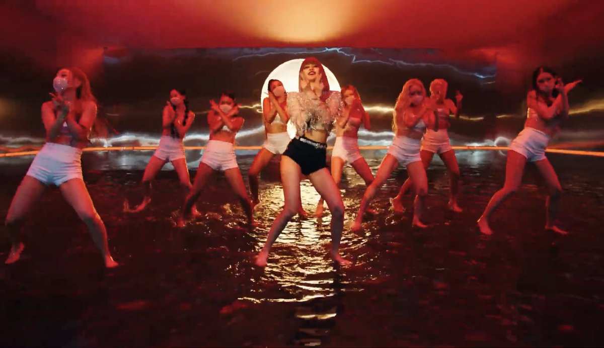 LALISAWRU's tweet photo. lisa truly a global artist.

#SG #SOLM #Sxygirl  @blackpink https://t.co/dJTzCndyCi