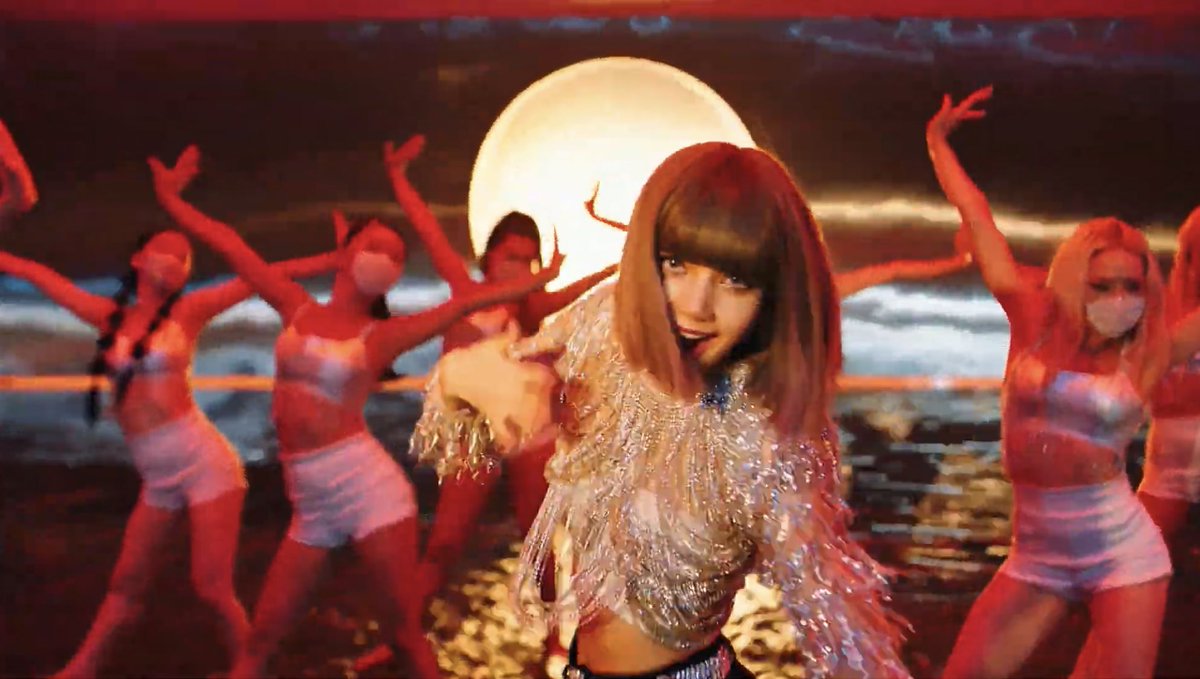 LALISAWRU's tweet photo. lisa truly a global artist.

#SG #SOLM #Sxygirl  @blackpink https://t.co/dJTzCndyCi