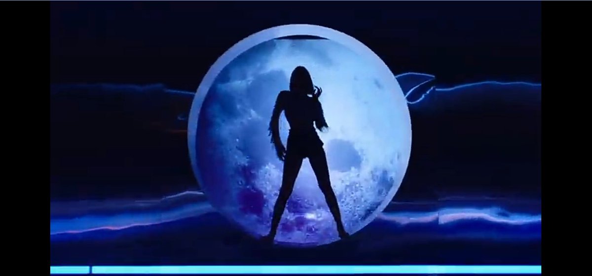tosjs_'s tweet photo. LISA'S SILHOUETTE SCREAMS POWER #Sxygirl https://t.co/vhBn5vvQk0