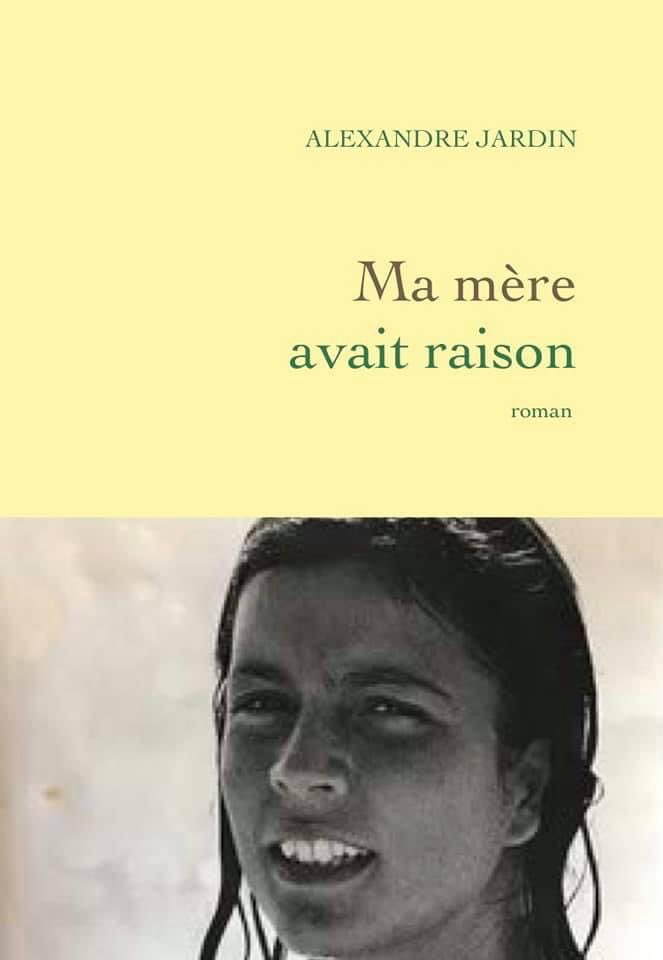 Hier, ma maman est morte.
C’est si énorme.
Elle chuchotait qu’elle ne pouvait plus vivre, mais c’était un hurlement.
Comme elle a eu raison de vivre plus que tout le monde.
Enfant, je croyais que les femmes ne mouraient pas.
Les maman ne meurent jamais.