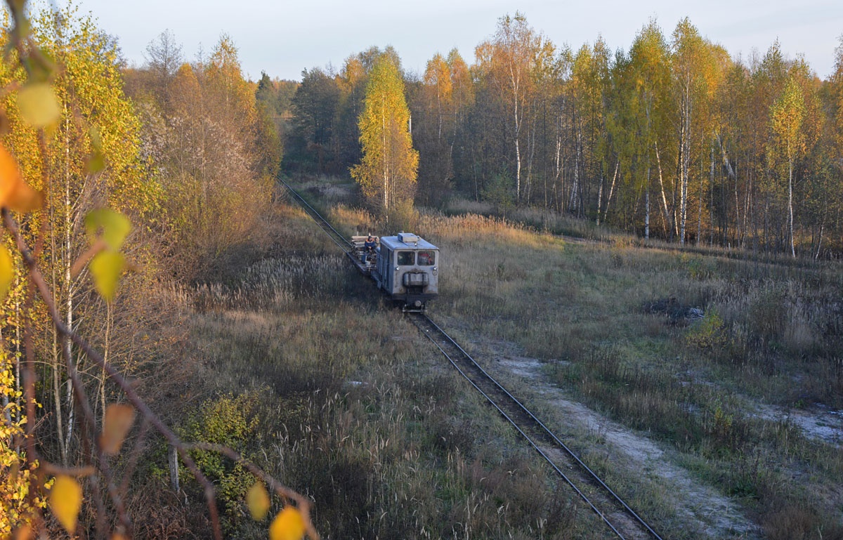 NGR_RU's tweet photo. Diesel locomotive & Power Plant ESU2A-987 with a work train, Gusevskoye peat narrow-gauge railway in Vladimir Oblast, 11.10.2021. Photo: Konstanz. #Russia #narrowgauge #ESU2A #schmalspurbahn #transport #eisenbahn #railway #bahn #torfbahn #ужд #узкоколейка #Vladimir #peat #ЭСУ2а https://t.co/8iqTB6FIWS