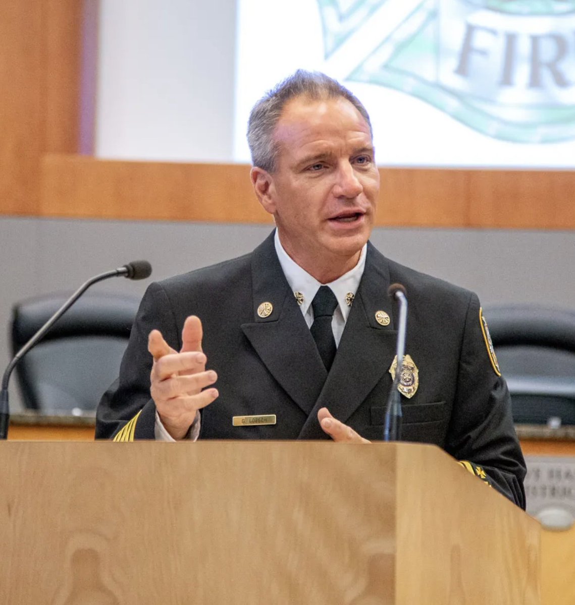 SacFirePIO's tweet photo. Please join us in congratulating @ChiefLoesch for his 36 years of fire service. He joined the @PhillyFireDept on October 21, 1985 and worked his way up through the ranks to Deputy Fire Commissioner. In 2018, he was sworn in as Sacramento's 22nd Fire Chief. Congratulations, Chief! https://t.co/joqobGGNoK