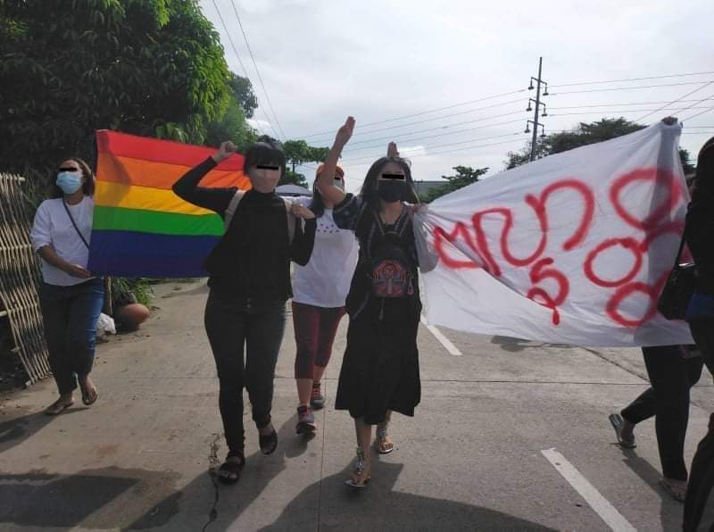 Youths in #Yangon did not accept the military dictatorship &amp; took to the streets in protest despite the obstacles.
#ASEAN_EngageWithNUG
#Oct22Coup
#WhatsHappeningInMyanmar