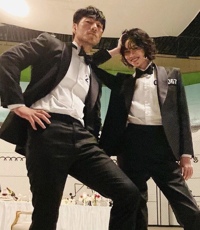 myvillaneve's tweet photo. THEM!! obsessed with the way they pose together https://t.co/hHQaue0p7M