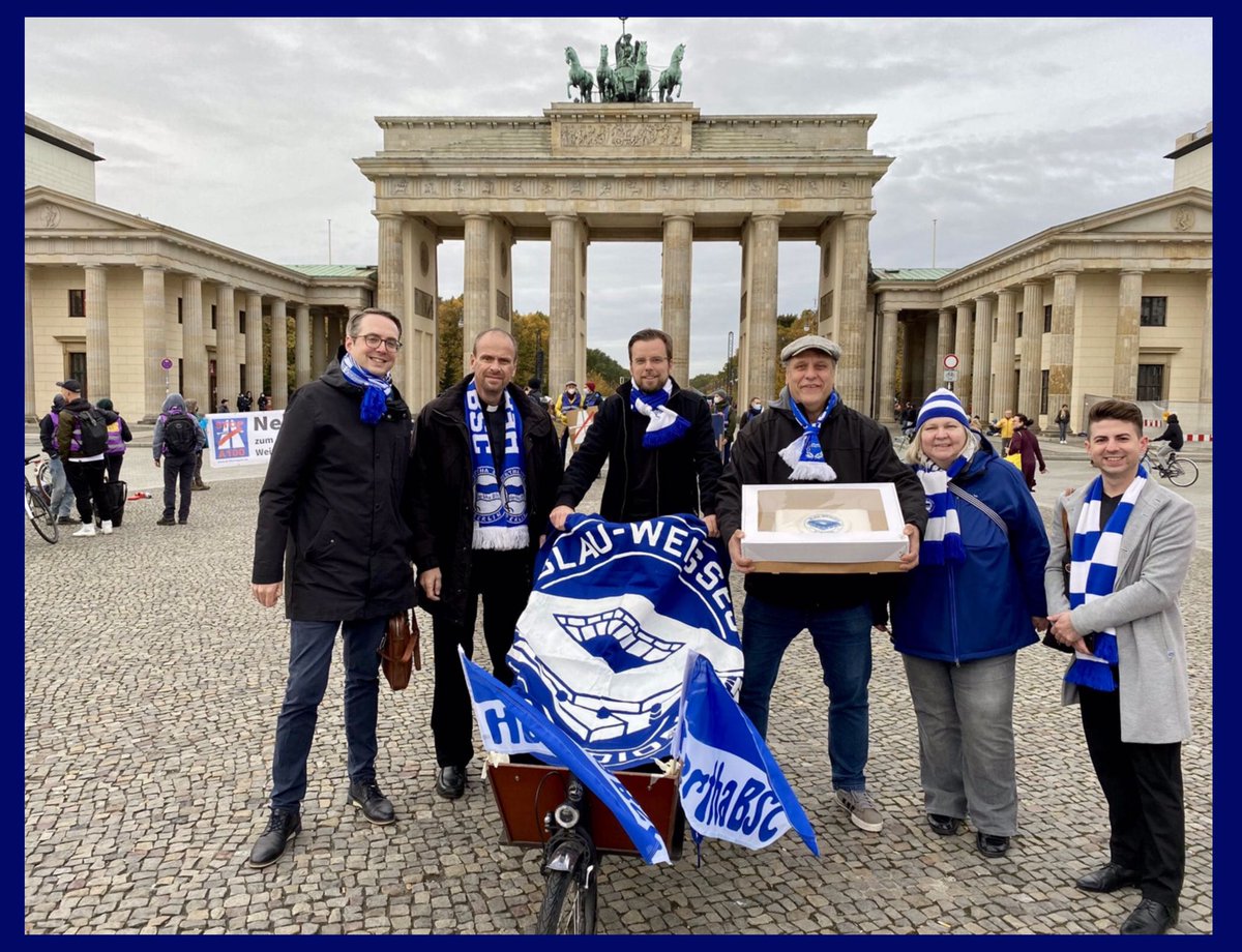 Hertha_Stadion's tweet photo. Ein blau-weißer Gruß zum Start der Koalitionsverhandlungen. Wir wünschen allen Beteiligten gutes Gelingen dabei, unsere Stadt noch attraktiver zu machen. Unser Anliegen für den Koalitionsvertrag gab es in essbarer Form mit dazu. Guten Appetit! #hahohe #GemeinsamHertha https://t.co/J50c3SdQh3