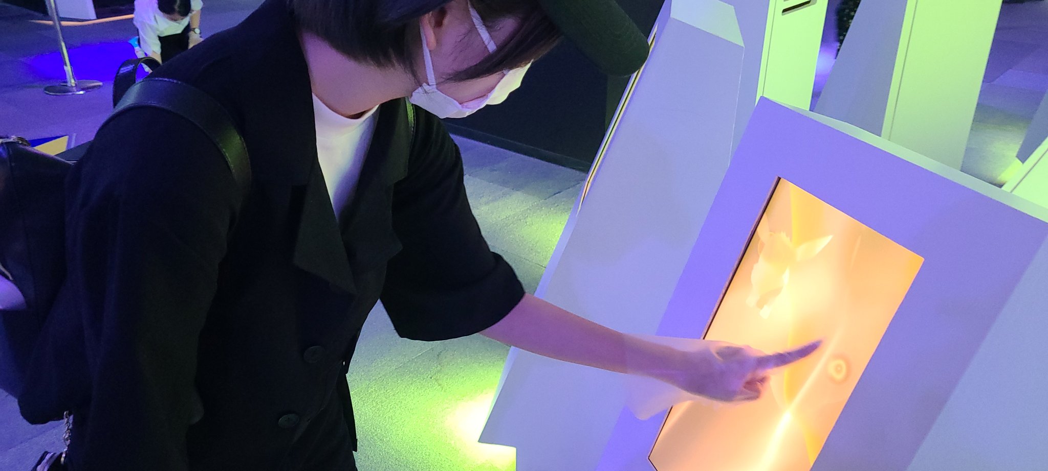 西尾夕香 また夏の写真 笑 いつぞやにポケモンの体験型展覧会にかがみんといってきたやつ ウッキウキでメタモン ユニクロコラボ Tシャツ着ていった 笑 イーブイと戯れるかがみんみて かがみんイーブイ似合うね って言ったら帰りにイーブイの