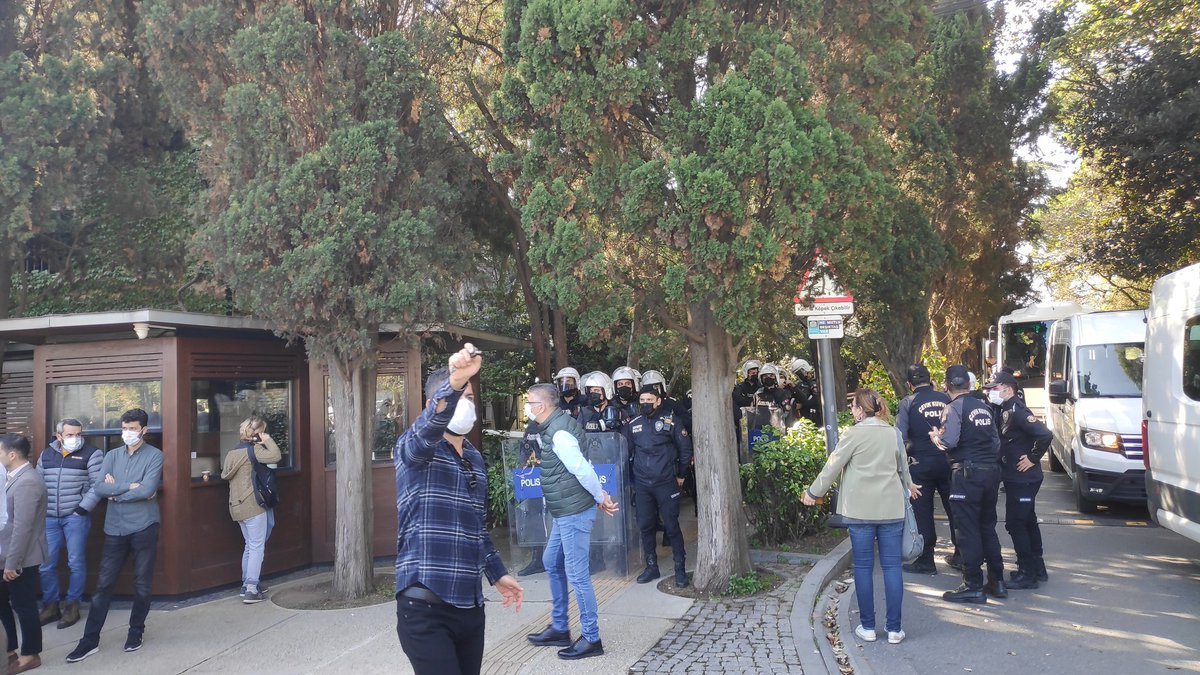 bogazicitv's tweet photo. 🔴Son Dakika
Güney Kampüs'e çevik kuvvet girdi. https://t.co/Q8vlB1tfBX