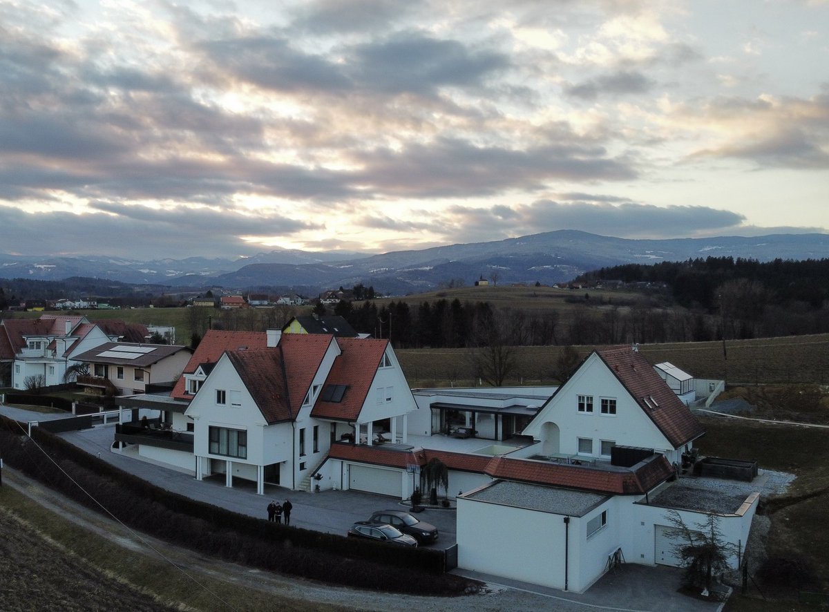 leon_painsi's tweet photo. #monteteuer Bezeichnung: Haus, Wert: Keine Ahnung https://t.co/oEU8JHeLE6