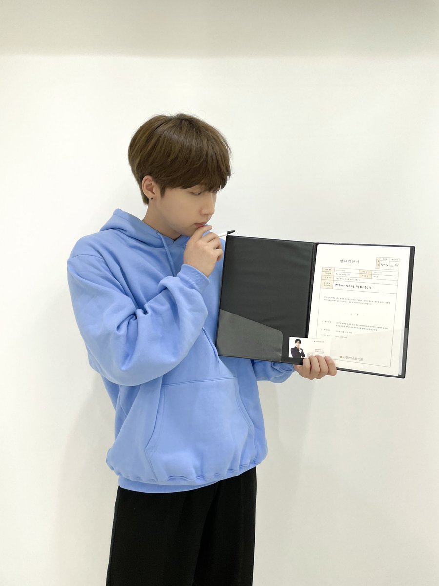 jeongsewoon_twt's tweet photo. [#정세운]
정세운 팬미팅 <레쓰꽁, 럭키!> D-1 🗓

#행운 대표이사님!
내일 출근하시면 본부장님 결재 문서랑
명함 확인 부탁드리겠습니다! 🖋

#JEONGSEWOON
#레쓰꽁럭키 #LETS_GO_LUCKY
#행운미래전략실3본부 https://t.co/YsHHo7ZI4t