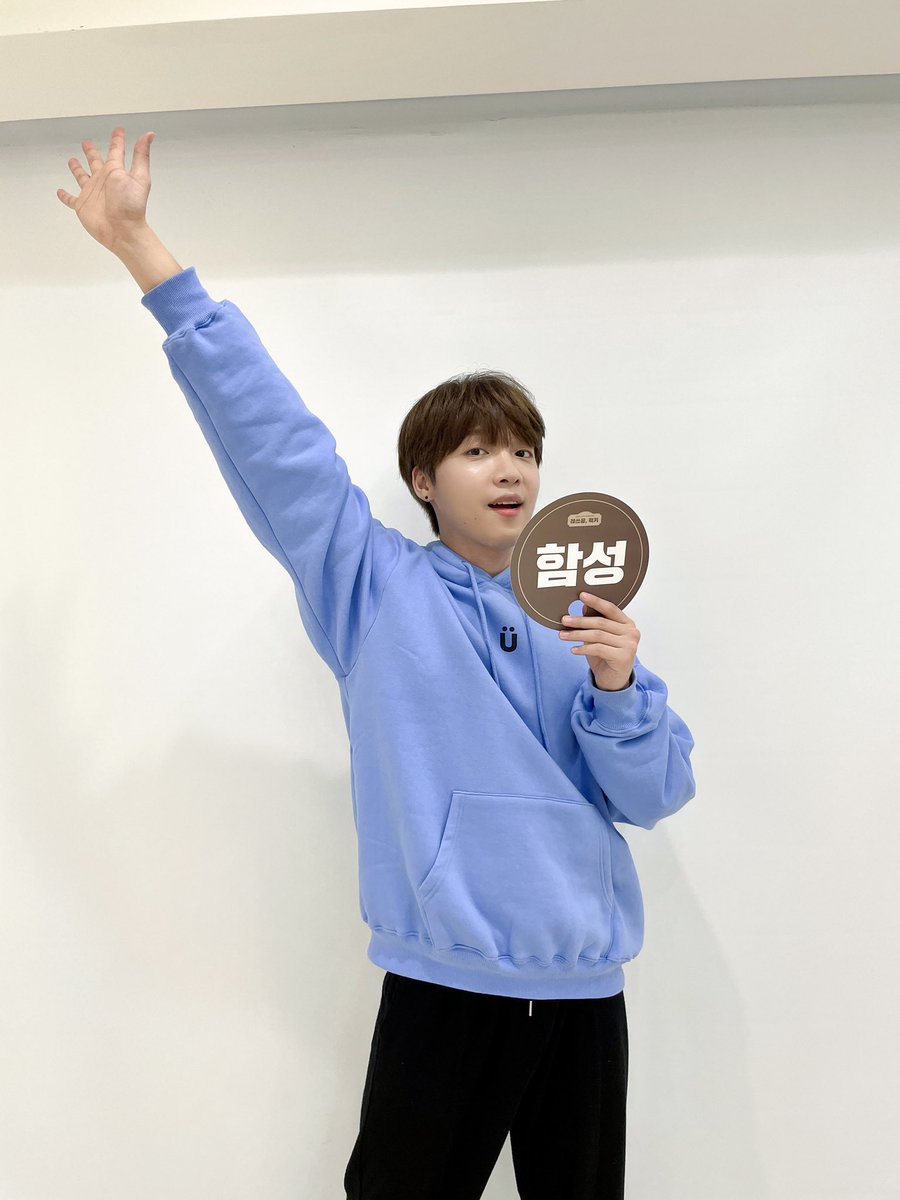 jeongsewoon_twt's tweet photo. [#정세운]
정세운 팬미팅 <레쓰꽁, 럭키!> D-1 🗓

#행운 대표이사님!
내일 출근하시면 본부장님 결재 문서랑
명함 확인 부탁드리겠습니다! 🖋

#JEONGSEWOON
#레쓰꽁럭키 #LETS_GO_LUCKY
#행운미래전략실3본부 https://t.co/YsHHo7ZI4t