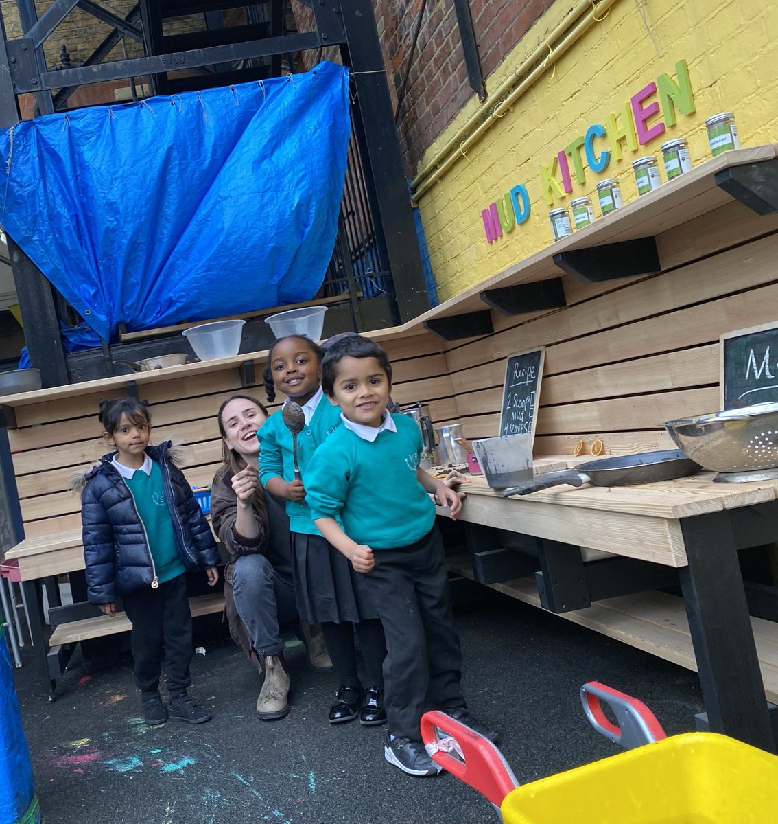 virginiaprim1's tweet photo. Thank you so much to the amazing @GGTowerHamlets and @yourcanarywharf who have designed and built us our very own mud kitchen.The children absolutely love it! #thankyou #VPSEYFS #outdoorlearning https://t.co/MEtzwxjS3s