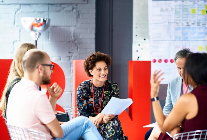 школа интенсив английский. общение студенты учитель. счастливые студенты. курсы по выбору в школе.