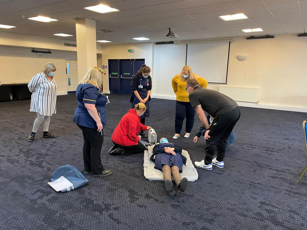RupinderChal's tweet photo. EICT staff being trained to support patients that have fallen as an urgent 2 hour response #WMAS #EICT #EarlyIntervention @LizaWalsh17 @ChrisHoltNHS @galligan41 @BCHCRKIRBY @rebeccacmartin1 @Victori90266964 thank you @simonbates01 https://t.co/gowZJnh7Fv