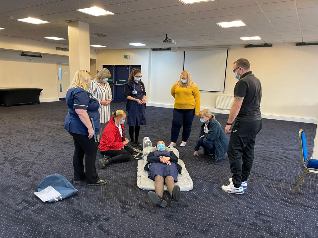 RupinderChal's tweet photo. EICT staff being trained to support patients that have fallen as an urgent 2 hour response #WMAS #EICT #EarlyIntervention @LizaWalsh17 @ChrisHoltNHS @galligan41 @BCHCRKIRBY @rebeccacmartin1 @Victori90266964 thank you @simonbates01 https://t.co/gowZJnh7Fv