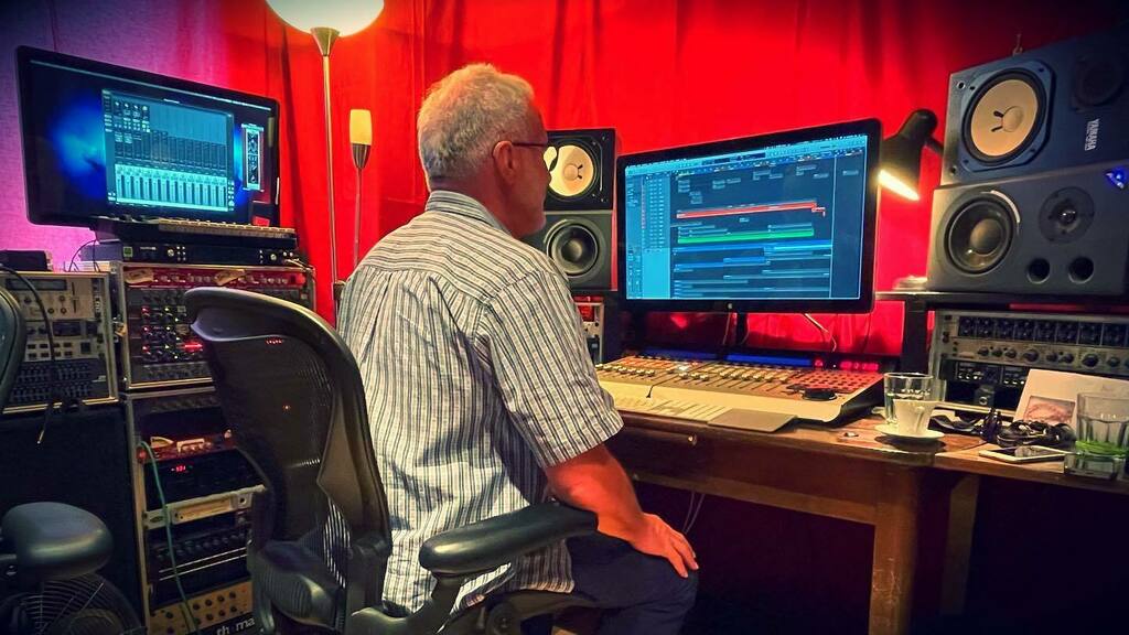erkbergtrio's tweet image. Erkberg Trio Studio Session Oktober 2021.

#erkbergtrio #studio18 #etq #et6 #mundart #etq2020 #kässlerplatt #produzent #sounddesign #recording #studio #recordingstudio #producer #singersongwriter #singer #songwriter #music #musician #tonstudio #studiolife #studiowork #musici…
