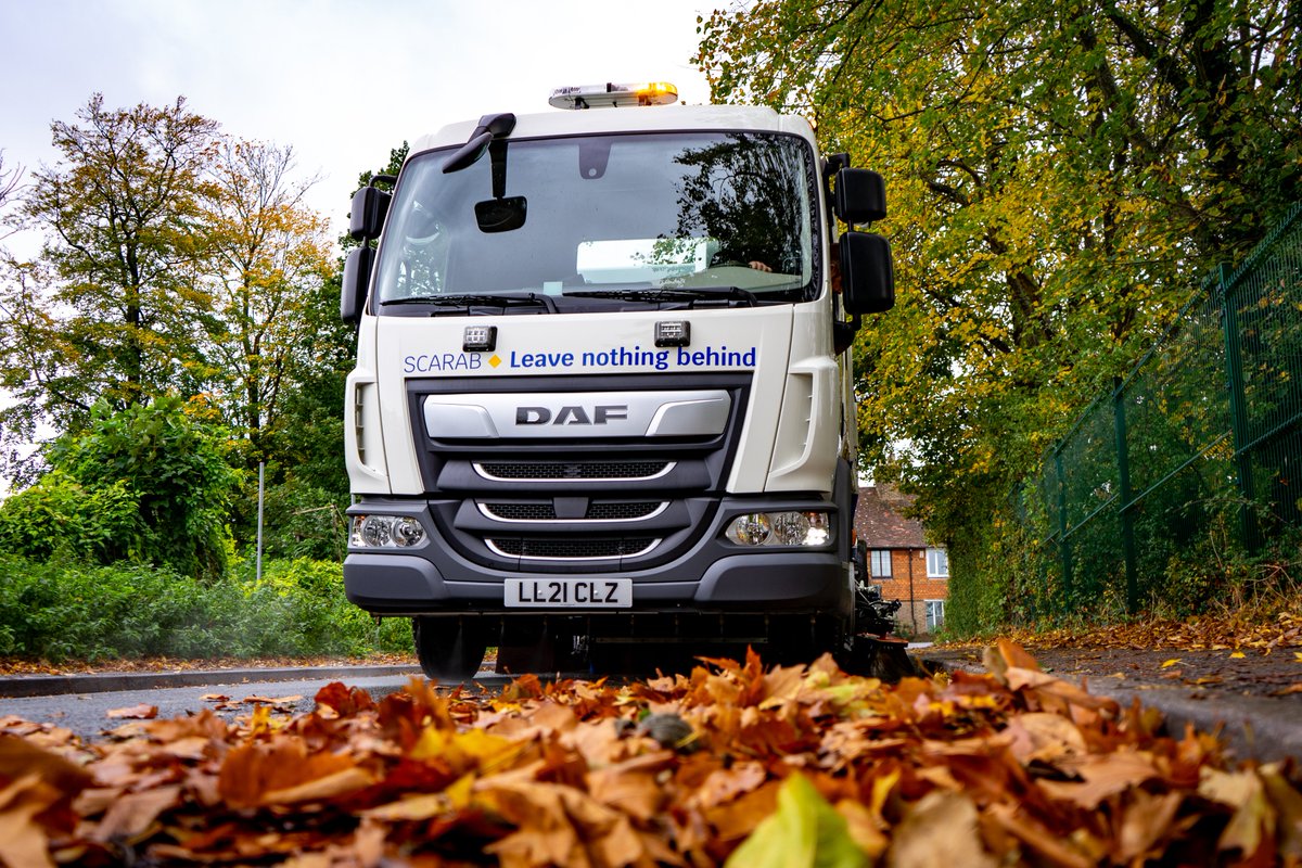 𝗟𝗲𝗮𝗳𝗶𝗻𝗴 𝘀𝗲𝗮𝘀𝗼𝗻 𝗵𝗮𝘀 𝗮𝗿𝗿𝗶𝘃𝗲𝗱!🍂Scarab’s range of truck-mounted road sweeping vehicles are designed to tackle challenging cleansing tasks in varying weather conditions and for this reason, are the optimal solution for leaf collection in the autumnal months.