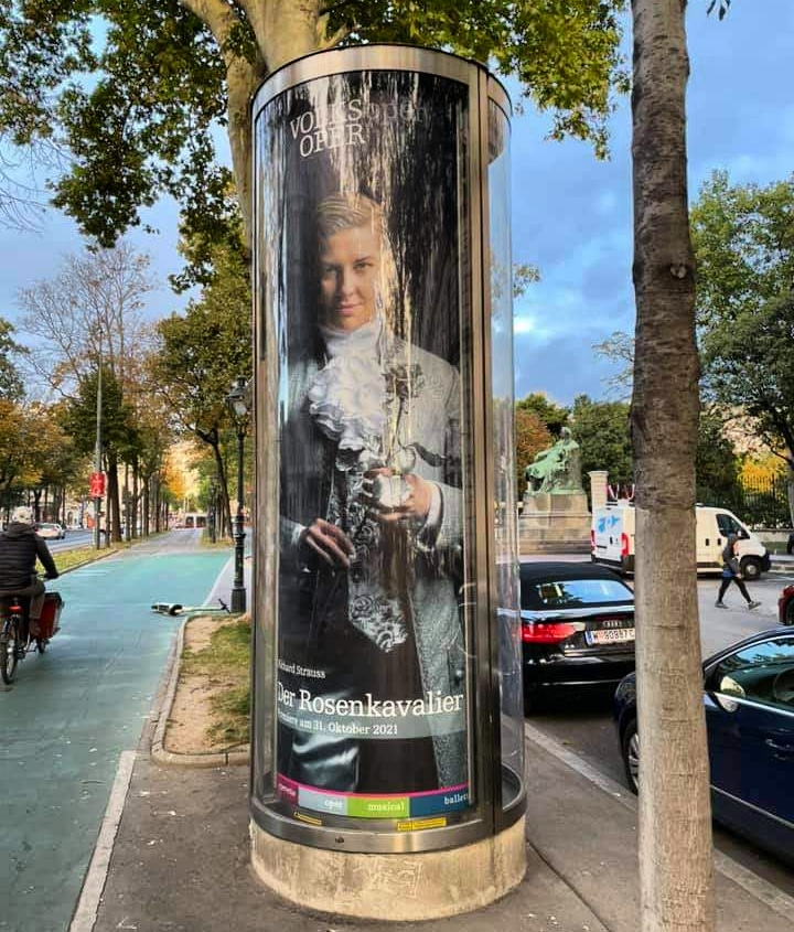#Vienna has a new custodian these days!! Octavian (aka mezzosoprano #EmmaSventelius) is watching you...
Countdown for #DerRosenkavalier🌹 at @VolksoperWien has already started...⌛ Premiere on October 31, save the date!!