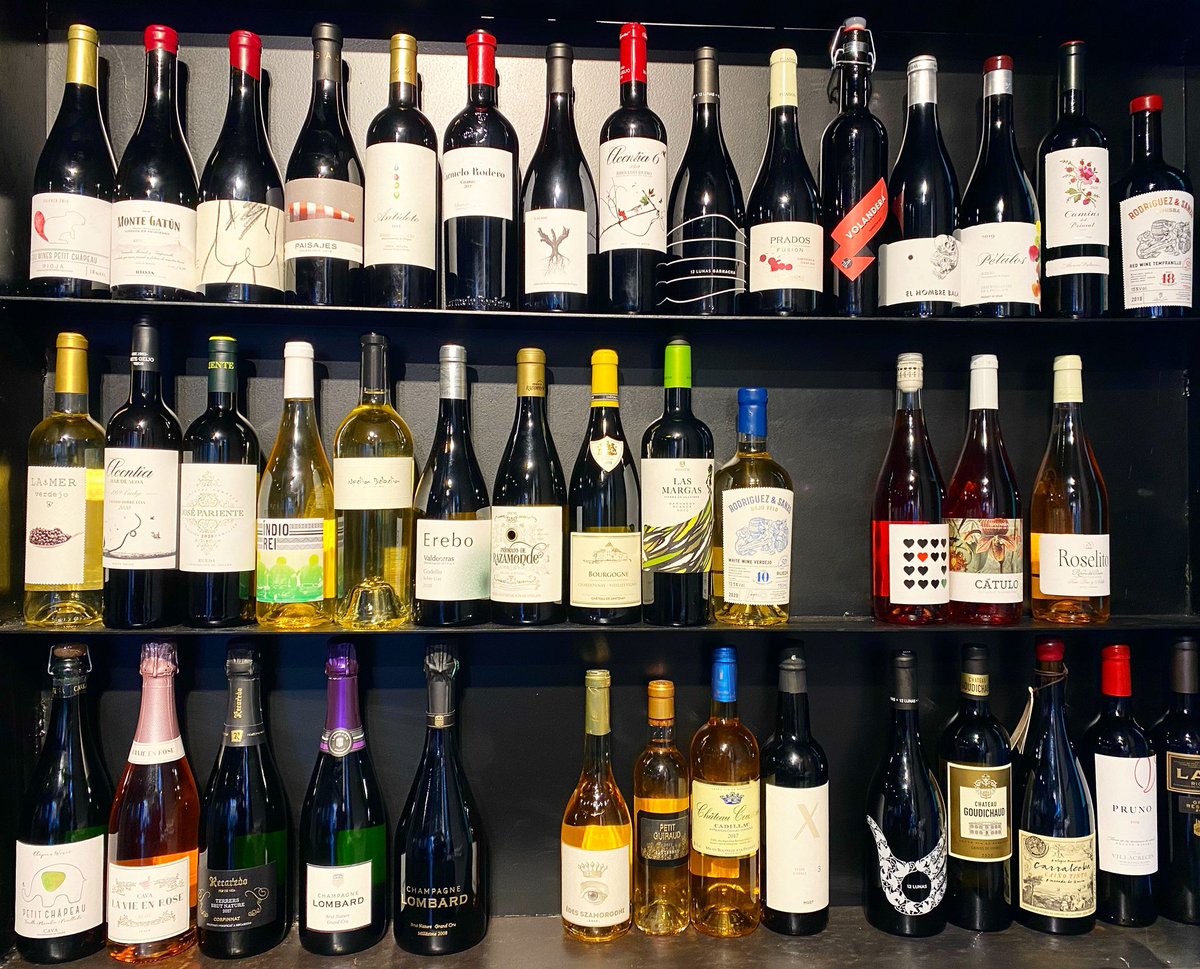 Sobran motivos para venir a Sevilla, pero más si es para la inauguración del nuevo restaurante Chiquilla Restaurante
🎩Châpeau Wines ha tenido el privilegio de confeccionar su carta de vinos🍷que, como veis, es muy, muy🔝
Encantados de seguir trabajando a vuestro lado.