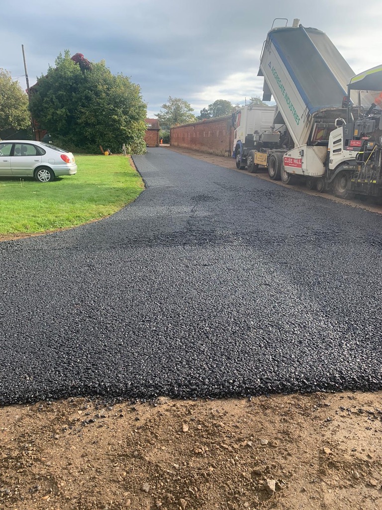 Pro_Tar's tweet photo. Car park completed last week for A H Willis at Greenlands in Henley on Thames.

Stuart and his crew laid 240 tonnes of opengraded supplied by @AggregateUK 

#Carparksurfacing #surfacingcontractors #commercialsurfacing #surfacingstories https://t.co/nczRZDu58B