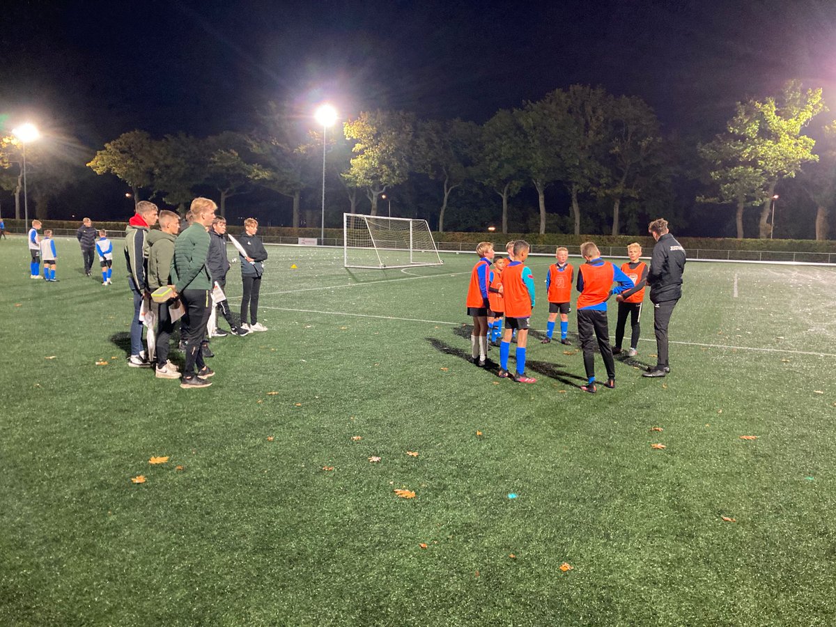 Florisvanes's tweet photo. Jeugdtrainers van @acvassen in leerlijn B en C kwamen deze week bijeen.Onze startende trainers hebben het Welkomstprogramma van de @KNVB gevolgd. Trainers uit leerlijn B hebben theoretische en praktische kennis opgedaan over breed motorisch bewegen! https://t.co/qo1Ap5NZ8y