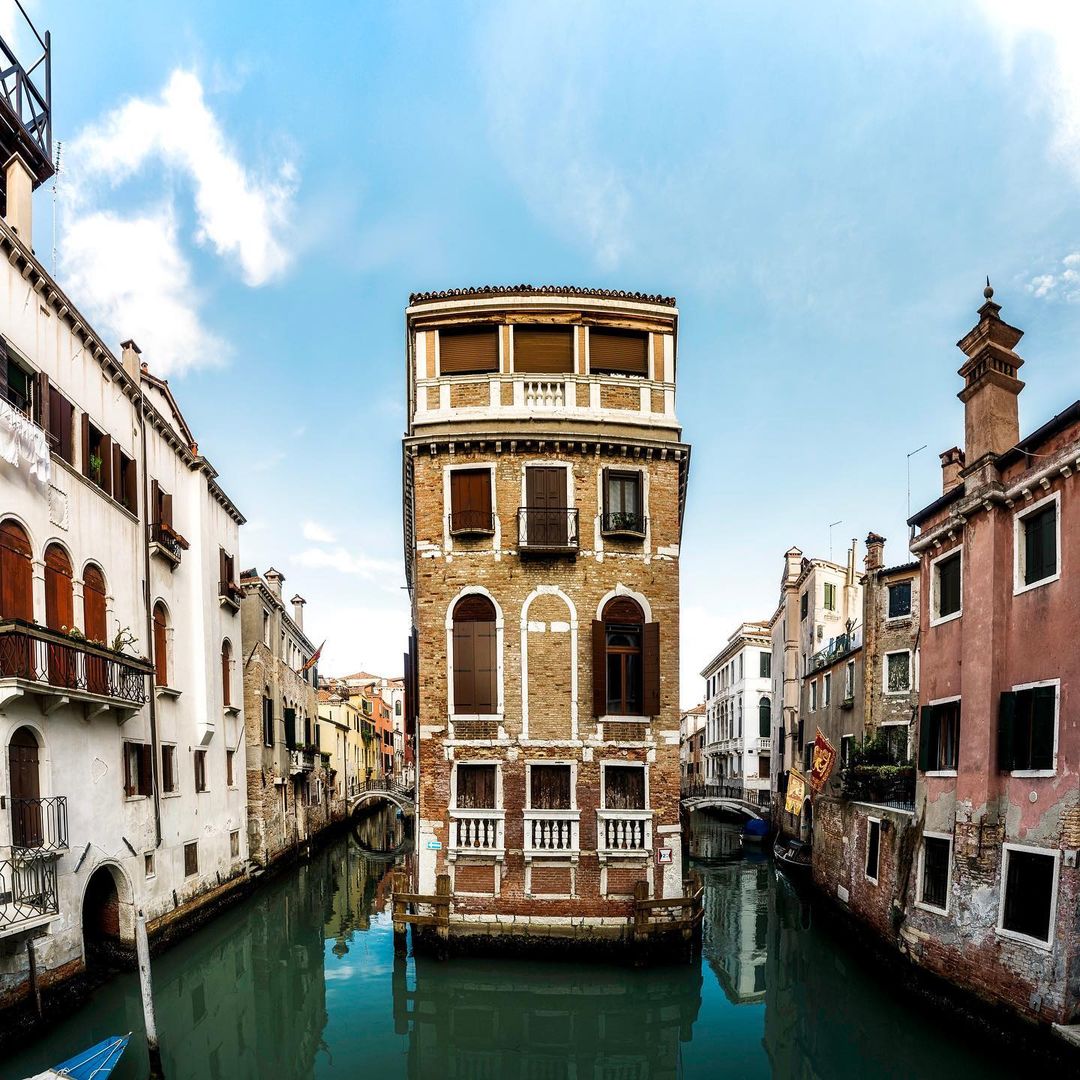💧Nel sestiere di Castello a #Venezia esiste un palazzo che sembra galleggiare sull'acqua. Stiamo parlando di Palazzo Tetta, uno dei pochi edifici della città che ha tre affacci sul canale #VisitVeneto 📸IG tysonscheu
